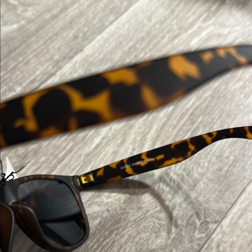 Tortoise Shell Sunglasses with UV Protection - Picture 5 of 5